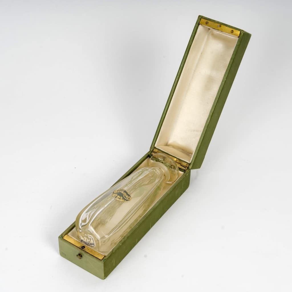 Flacon « Cyclamen » verre blanc patiné vert de René LALIQUE 3