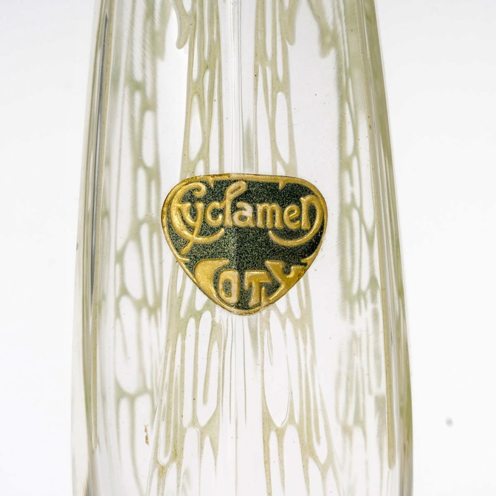 Flacon « Cyclamen » verre blanc patiné vert de René LALIQUE 10