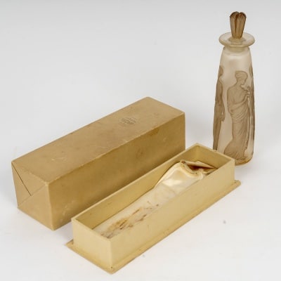 Flacon « Ambre Antique » verre blanc patiné sépia de René LALIQUE pour Coty Flacon « Ambre Antique » verre blanc patiné sépia de René LALIQUE pour Coty
