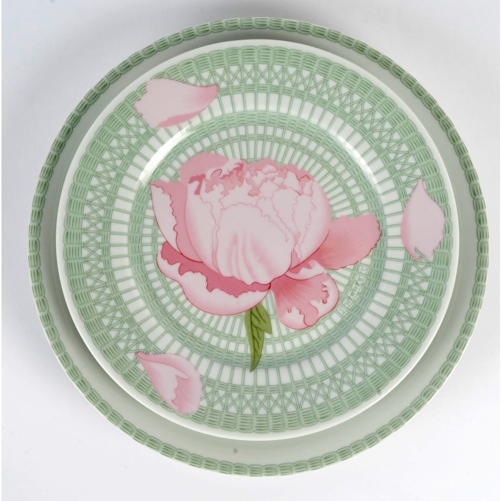 Service « Pivoines » 18 assiettes à dîner et 18 assiettes à dessert de HERMES 5 Service « Pivoines » 18 assiettes à dîner et 18 assiettes à dessert de HERMES 5