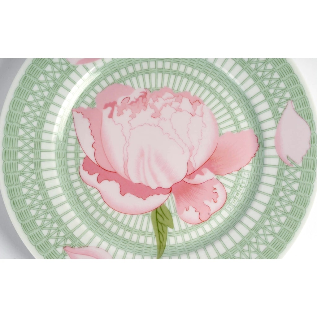 Service « Pivoines » 18 assiettes à dîner et 18 assiettes à dessert de HERMES 4 Service « Pivoines » 18 assiettes à dîner et 18 assiettes à dessert de HERMES 4