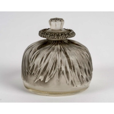 Flacon « Pavot » verre blanc patiné gris de René LALIQUE Flacon « Pavot » verre blanc patiné gris de René LALIQUE