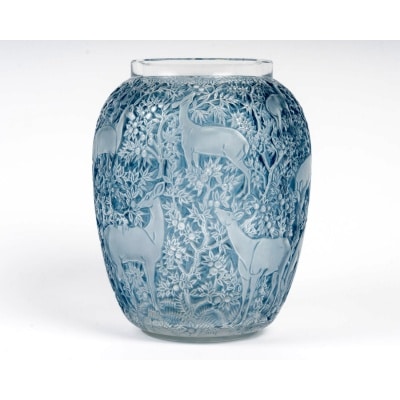 Vase « Biches » verre blanc patiné bleu de René LALIQUE Vase « Biches » verre blanc patiné bleu de René LALIQUE