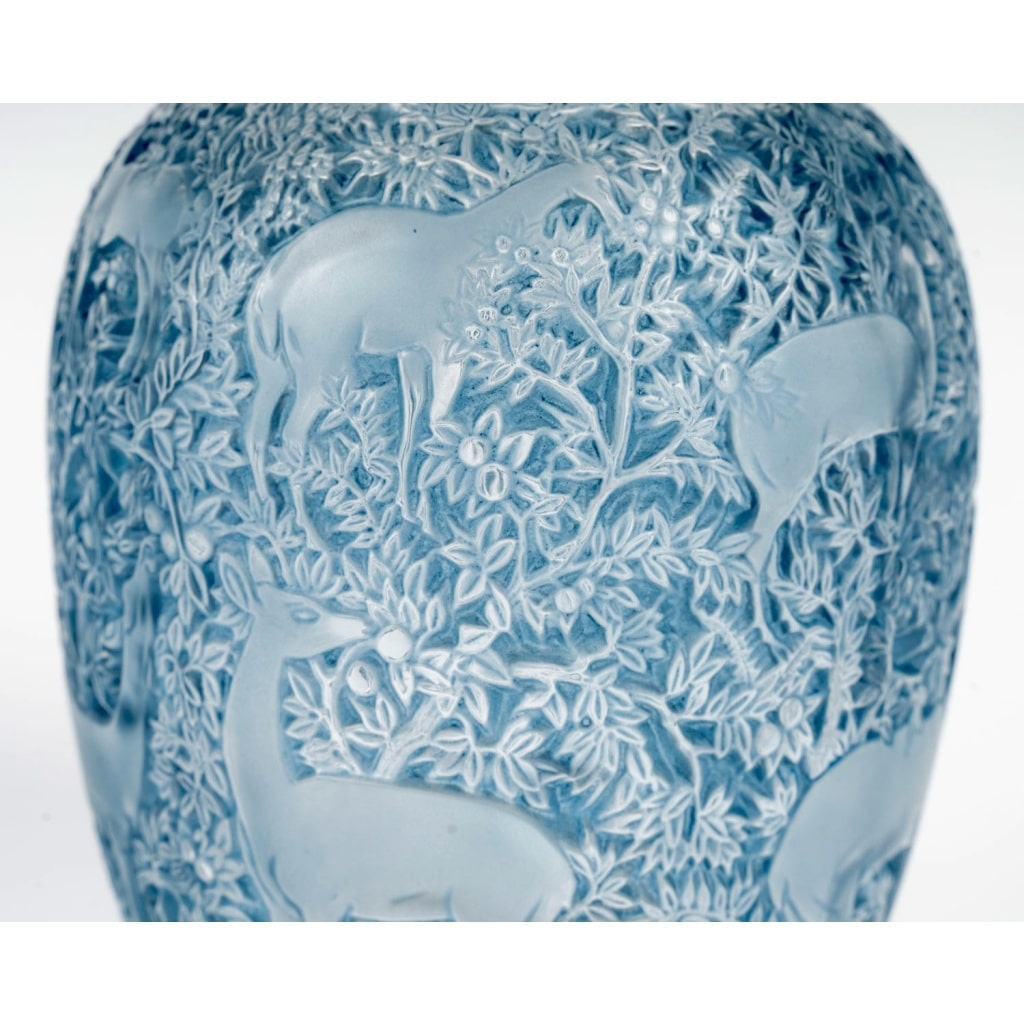 Vase « Biches » verre blanc patiné bleu de René LALIQUE 6 Vase « Biches » verre blanc patiné bleu de René LALIQUE 6