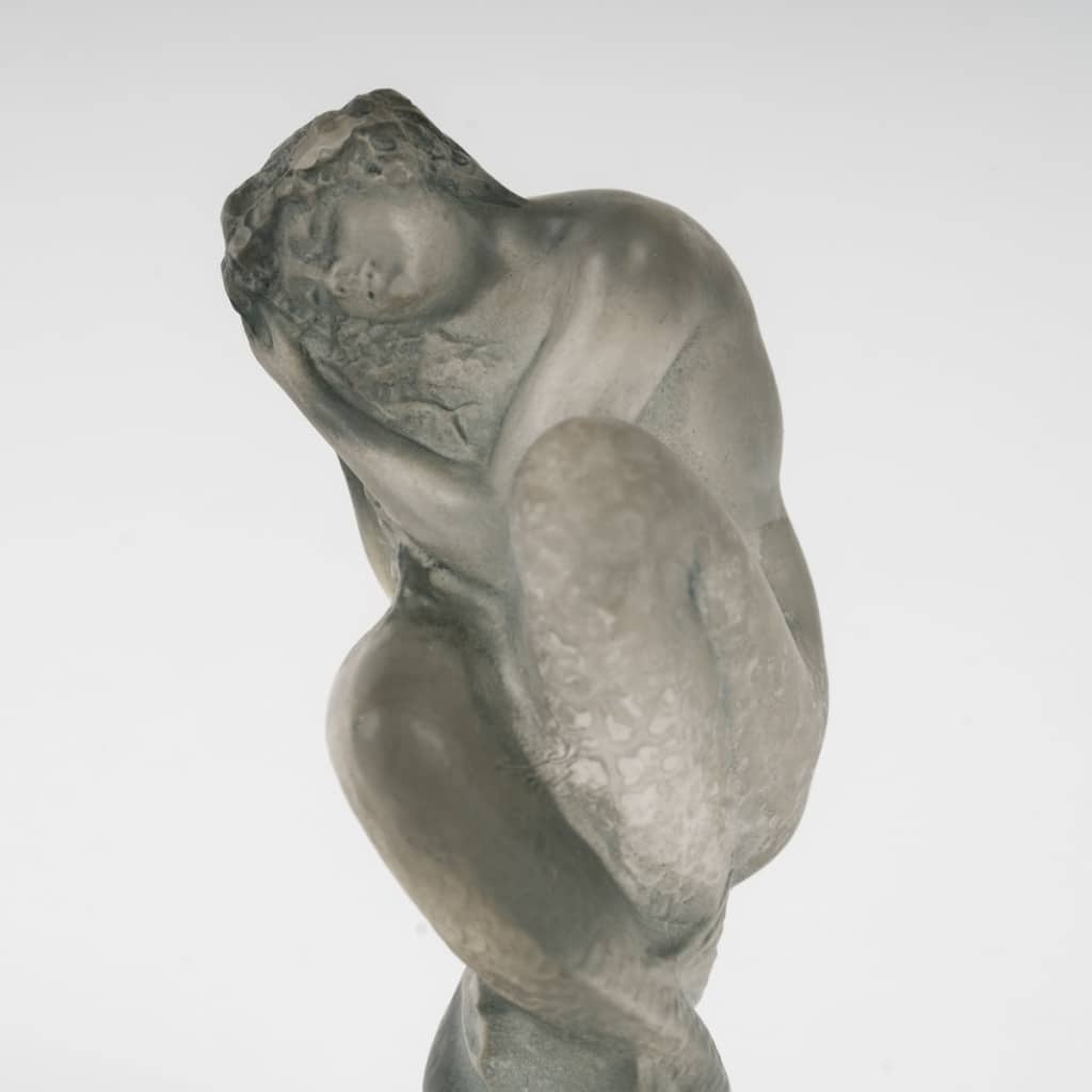 Mascotte Automobile « Sirène » verre blanc patiné bleu gris de René LALIQUE 9 Mascotte Automobile « Sirène » verre blanc patiné bleu gris de René LALIQUE 9
