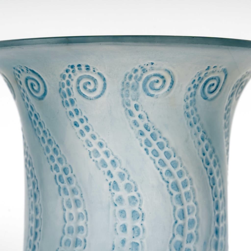 Vase « Méduse » verre blanc patiné bleu de René LALIQUE 4