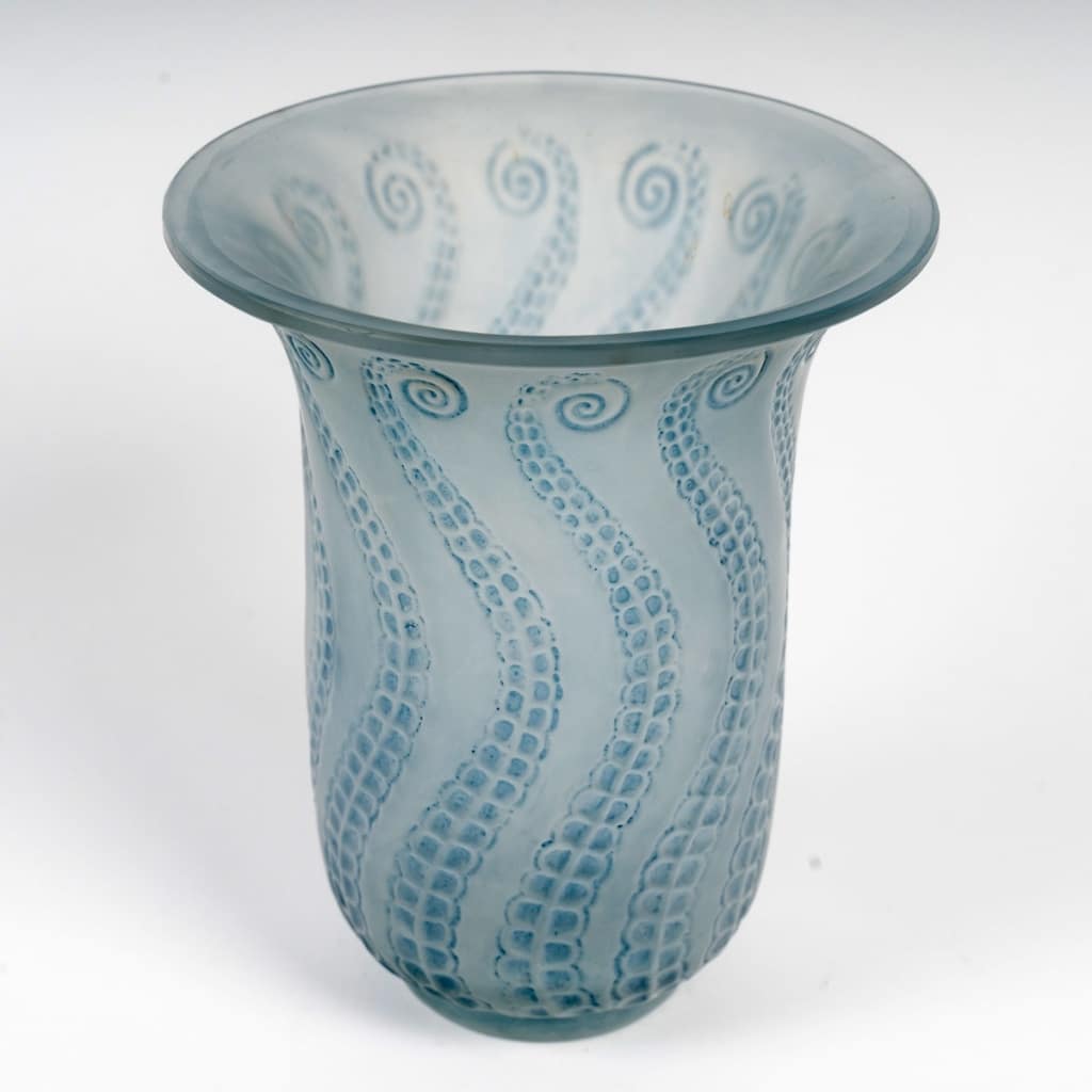 Vase « Méduse » verre blanc patiné bleu de René LALIQUE 3