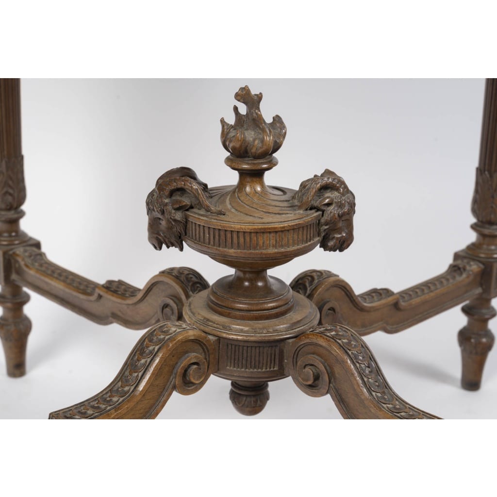 Table de milieu estampillée Pihouée 13 Table de milieu estampillée Pihouée 13