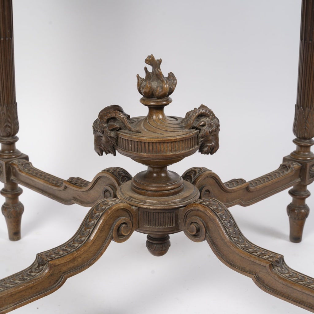 Table de milieu estampillée Pihouée 12 Table de milieu estampillée Pihouée 12