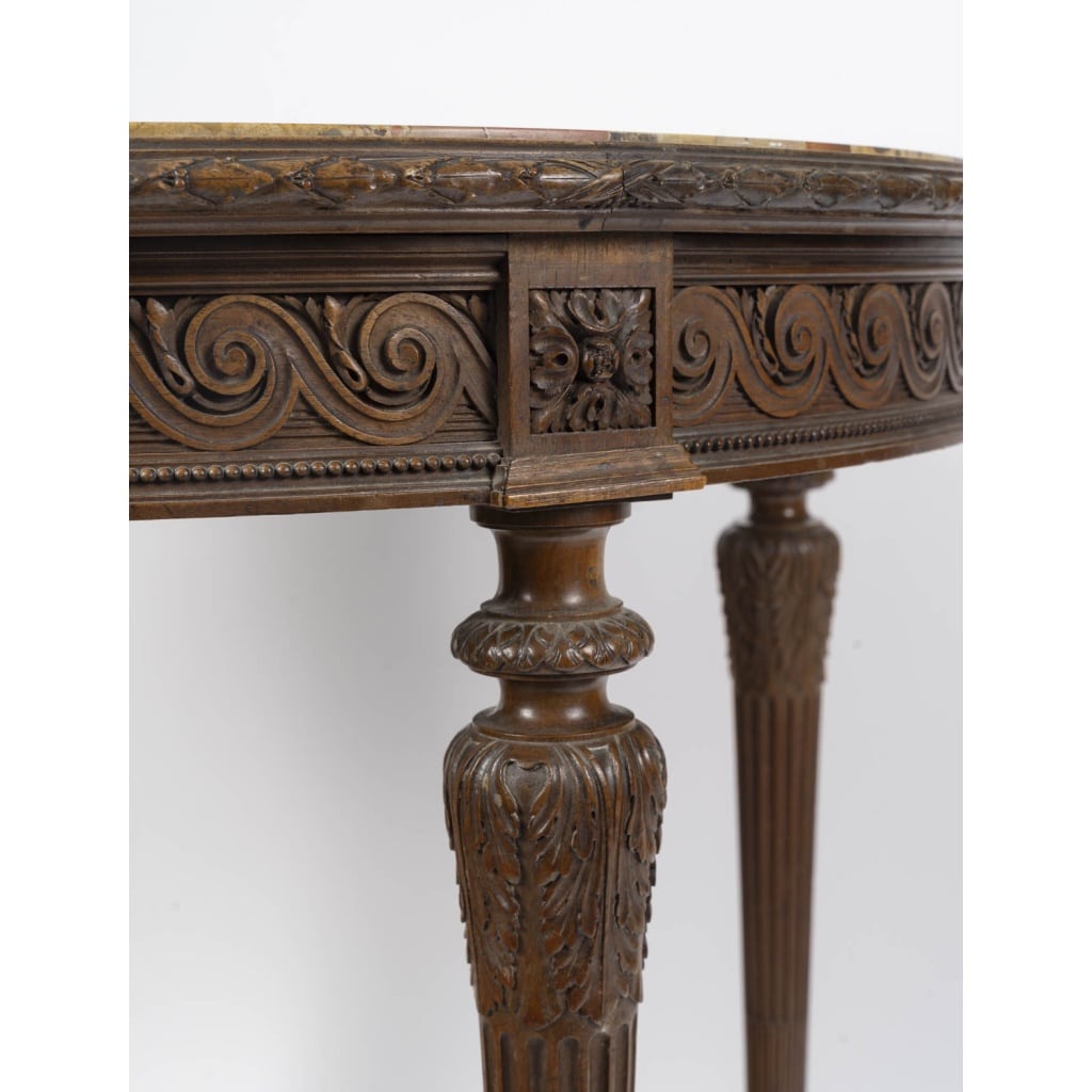 Table de milieu estampillée Pihouée 9 Table de milieu estampillée Pihouée 9