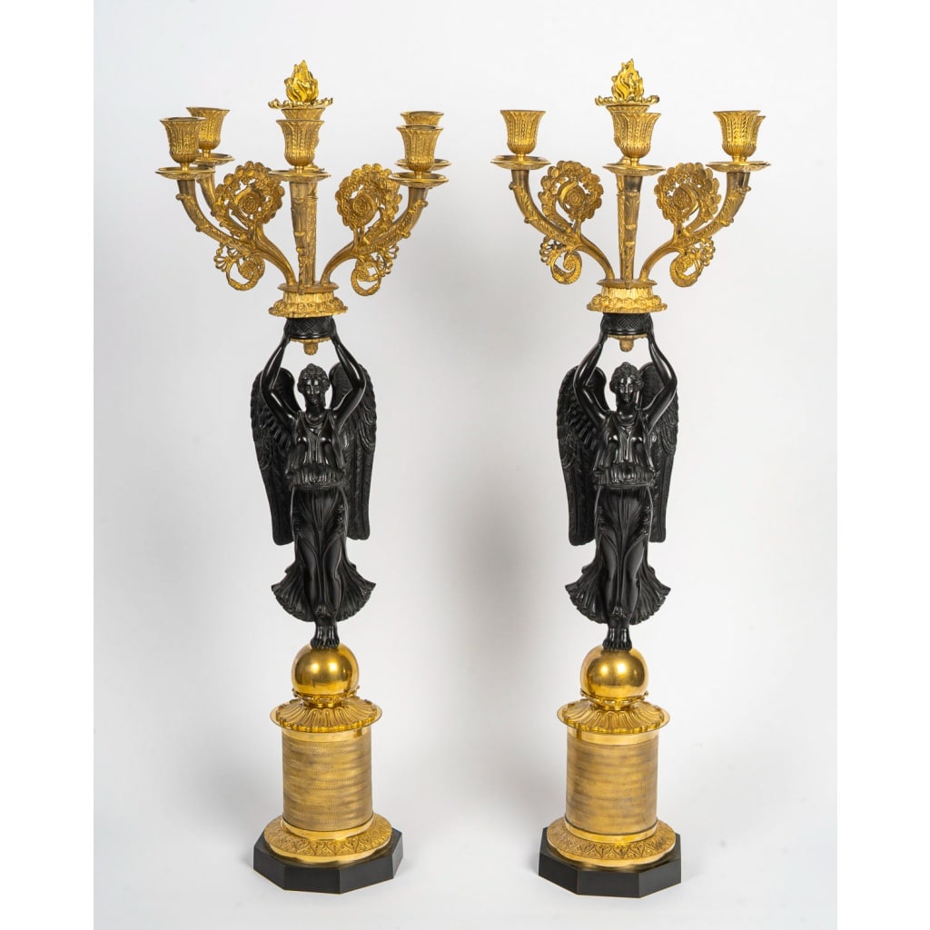 Importante paire de candélabres dans le gout de Thomire en bronze à décor de Victoires ailées d’époque Empire 2 Importante paire de candélabres dans le gout de Thomire en bronze à décor de Victoires ailées d’époque Empire 2