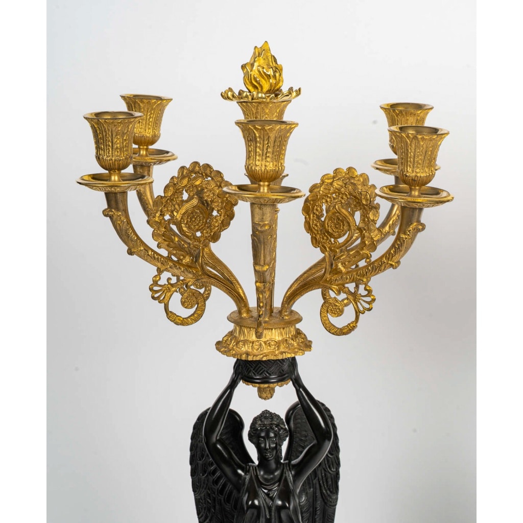 Importante paire de candélabres dans le gout de Thomire en bronze à décor de Victoires ailées d’époque Empire 6 Importante paire de candélabres dans le gout de Thomire en bronze à décor de Victoires ailées d’époque Empire 6