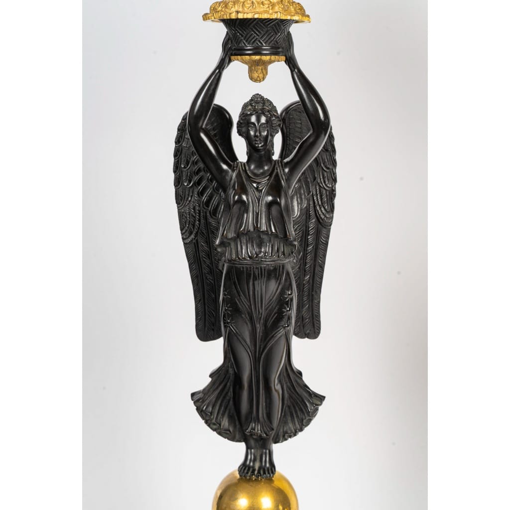 Importante paire de candélabres dans le gout de Thomire en bronze à décor de Victoires ailées d’époque Empire 9 Importante paire de candélabres dans le gout de Thomire en bronze à décor de Victoires ailées d’époque Empire 9