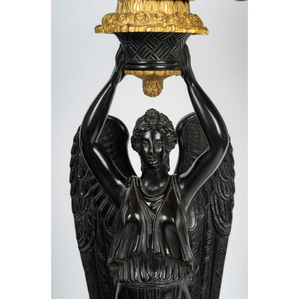 Importante paire de candélabres dans le gout de Thomire en bronze à décor de Victoires ailées d’époque Empire 10 Importante paire de candélabres dans le gout de Thomire en bronze à décor de Victoires ailées d’époque Empire 10