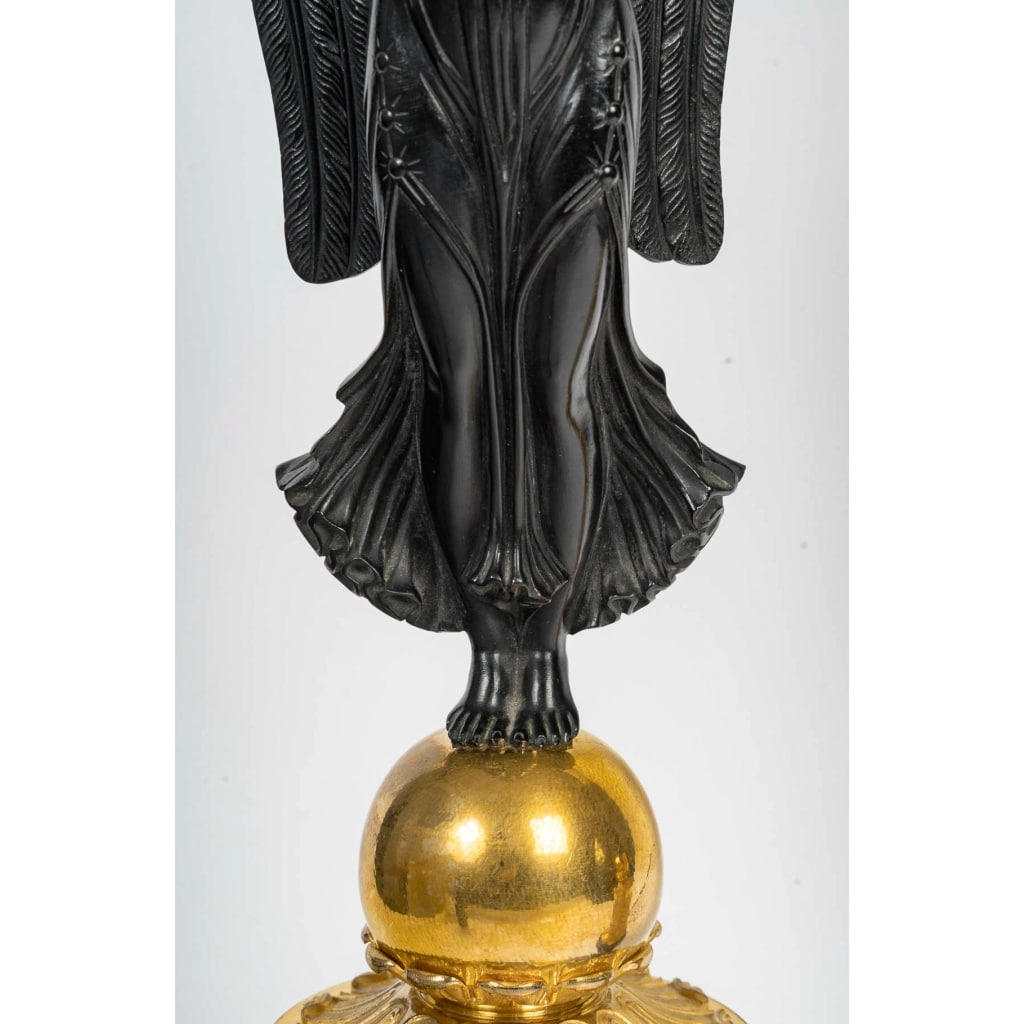 Importante paire de candélabres dans le gout de Thomire en bronze à décor de Victoires ailées d’époque Empire 12 Importante paire de candélabres dans le gout de Thomire en bronze à décor de Victoires ailées d’époque Empire 12