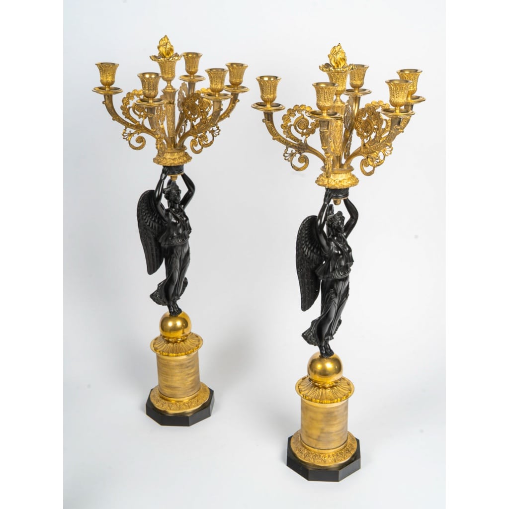 Importante paire de candélabres dans le gout de Thomire en bronze à décor de Victoires ailées d’époque Empire 17 Importante paire de candélabres dans le gout de Thomire en bronze à décor de Victoires ailées d’époque Empire 17