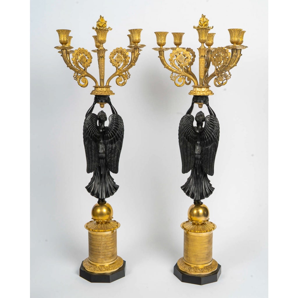 Importante paire de candélabres dans le gout de Thomire en bronze à décor de Victoires ailées d’époque Empire 16 Importante paire de candélabres dans le gout de Thomire en bronze à décor de Victoires ailées d’époque Empire 16