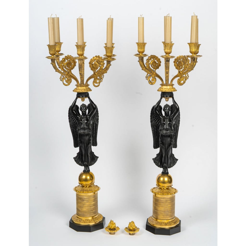 Importante paire de candélabres dans le gout de Thomire en bronze à décor de Victoires ailées d’époque Empire 4 Importante paire de candélabres dans le gout de Thomire en bronze à décor de Victoires ailées d’époque Empire 4