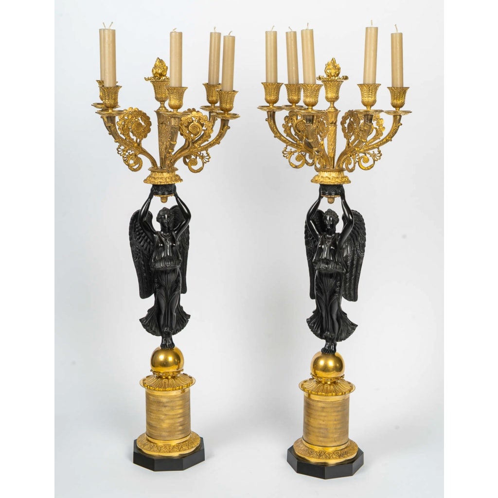 Importante paire de candélabres dans le gout de Thomire en bronze à décor de Victoires ailées d’époque Empire 5 Importante paire de candélabres dans le gout de Thomire en bronze à décor de Victoires ailées d’époque Empire 5