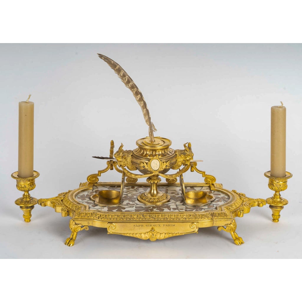 Ferdinand Duvinage (1823–1876) Encrier en bronze et marqueterie sur fond d’ivoire cloisonné, Maison Alphonse Giroux, vers 1880 3 Ferdinand Duvinage (1823–1876) Encrier en bronze et marqueterie sur fond d’ivoire cloisonné, Maison Alphonse Giroux, vers 1880 3