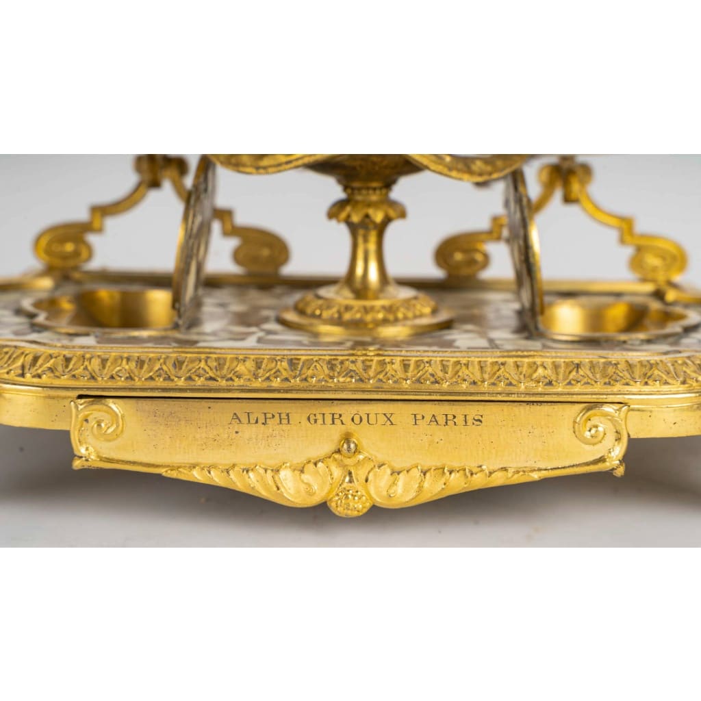 Ferdinand Duvinage (1823–1876) Encrier en bronze et marqueterie sur fond d’ivoire cloisonné, Maison Alphonse Giroux, vers 1880 6 Ferdinand Duvinage (1823–1876) Encrier en bronze et marqueterie sur fond d’ivoire cloisonné, Maison Alphonse Giroux, vers 1880 6