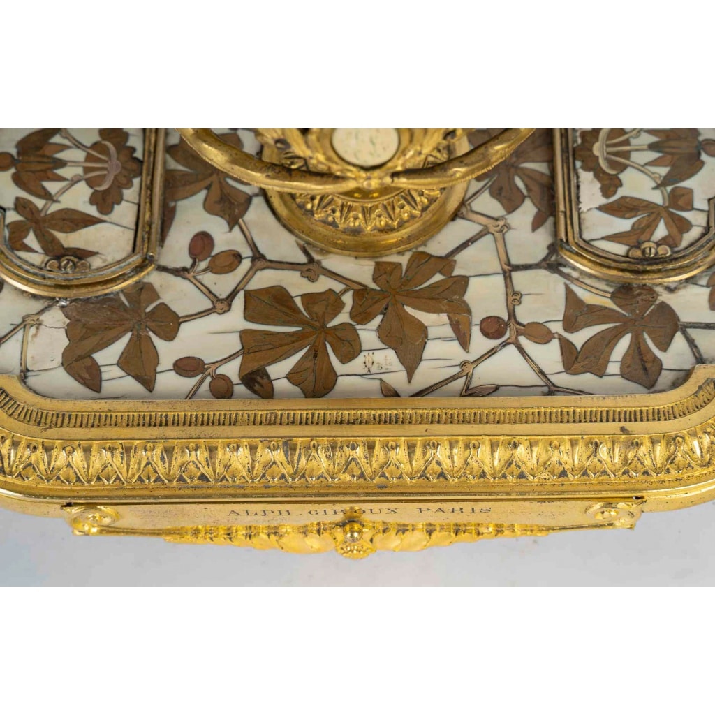 Ferdinand Duvinage (1823–1876) Encrier en bronze et marqueterie sur fond d’ivoire cloisonné, Maison Alphonse Giroux, vers 1880 7 Ferdinand Duvinage (1823–1876) Encrier en bronze et marqueterie sur fond d’ivoire cloisonné, Maison Alphonse Giroux, vers 1880 7