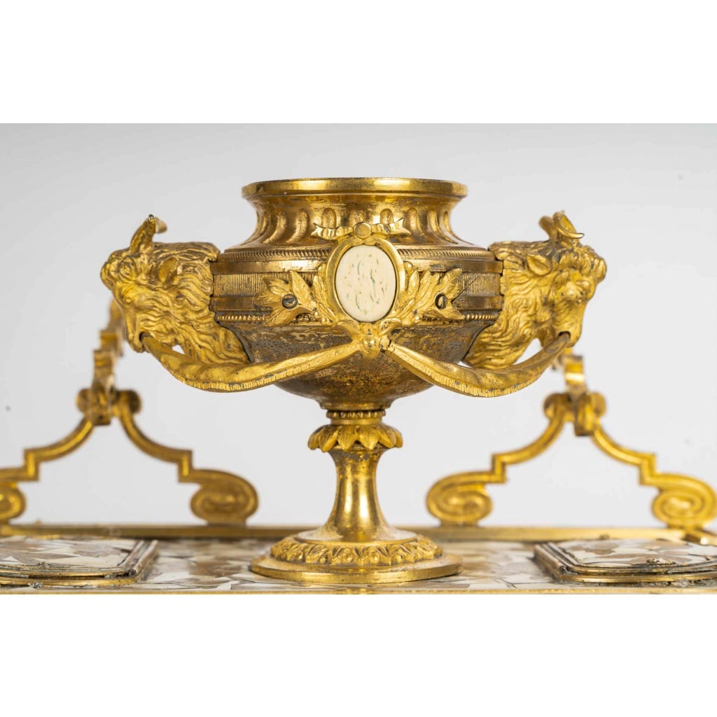 Ferdinand Duvinage (1823–1876) Encrier en bronze et marqueterie sur fond d’ivoire cloisonné, Maison Alphonse Giroux, vers 1880 11 Ferdinand Duvinage (1823–1876) Encrier en bronze et marqueterie sur fond d’ivoire cloisonné, Maison Alphonse Giroux, vers 1880 11