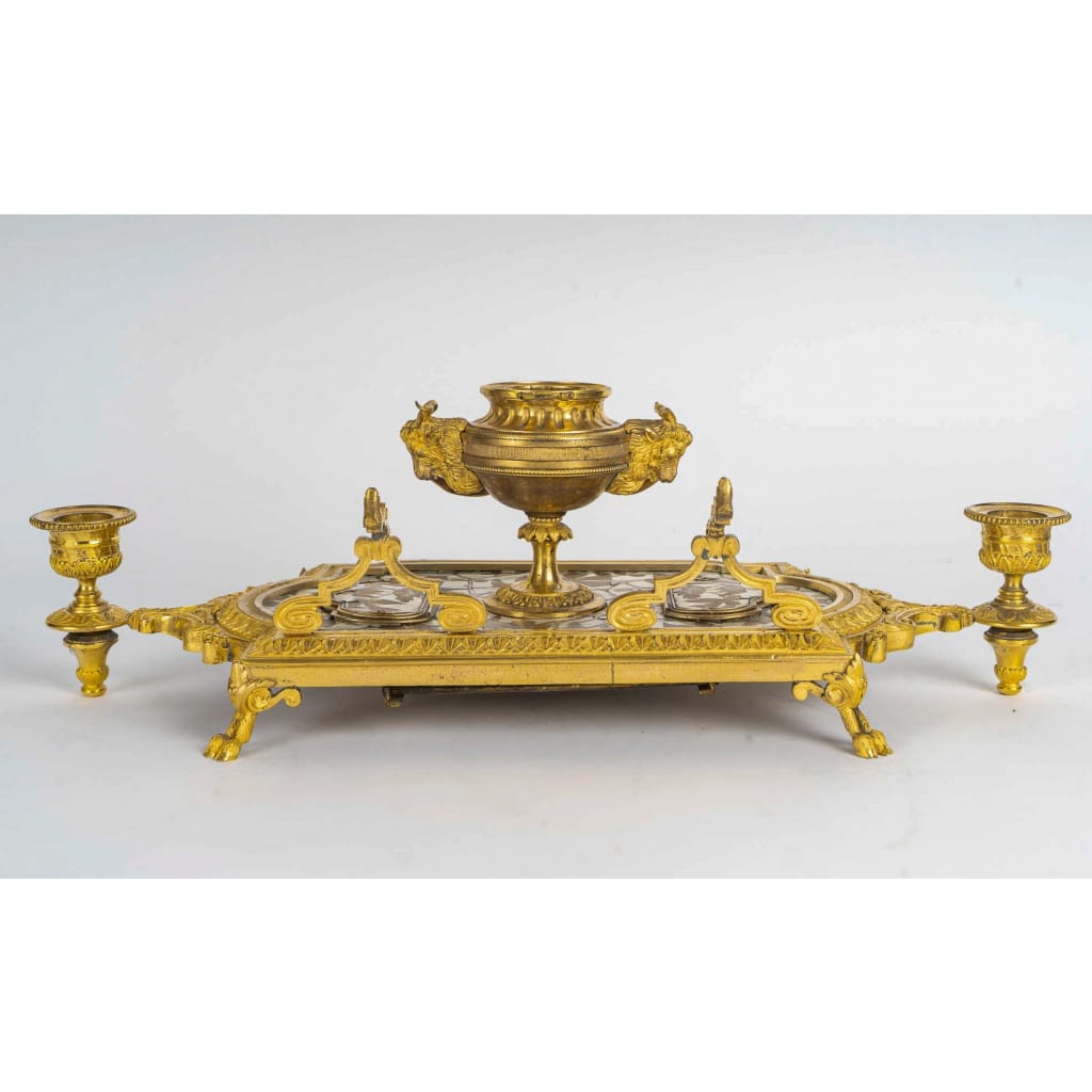 Ferdinand Duvinage (1823–1876) Encrier en bronze et marqueterie sur fond d’ivoire cloisonné, Maison Alphonse Giroux, vers 1880 13 Ferdinand Duvinage (1823–1876) Encrier en bronze et marqueterie sur fond d’ivoire cloisonné, Maison Alphonse Giroux, vers 1880 13