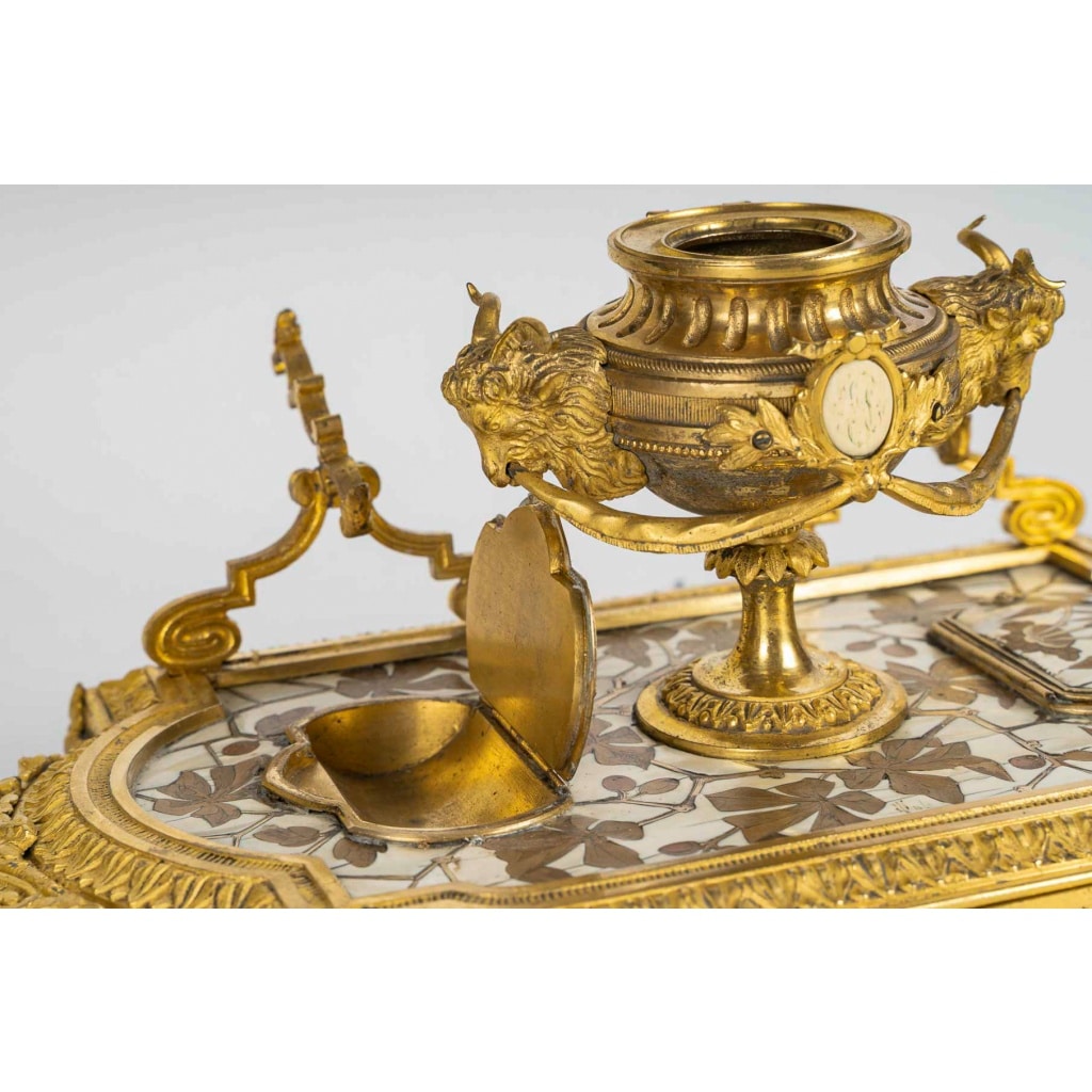 Ferdinand Duvinage (1823–1876) Encrier en bronze et marqueterie sur fond d’ivoire cloisonné, Maison Alphonse Giroux, vers 1880 15 Ferdinand Duvinage (1823–1876) Encrier en bronze et marqueterie sur fond d’ivoire cloisonné, Maison Alphonse Giroux, vers 1880 15