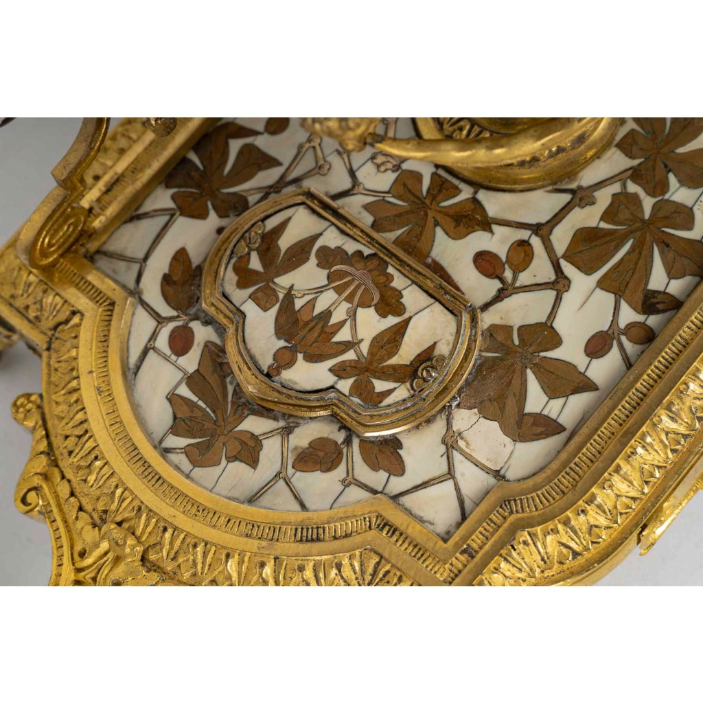 Ferdinand Duvinage (1823–1876) Encrier en bronze et marqueterie sur fond d’ivoire cloisonné, Maison Alphonse Giroux, vers 1880 16 Ferdinand Duvinage (1823–1876) Encrier en bronze et marqueterie sur fond d’ivoire cloisonné, Maison Alphonse Giroux, vers 1880 16