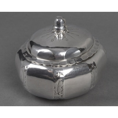 Georges LECOMTE – Boîte couverte en argent massif vers 1925 Georges LECOMTE – Boîte couverte en argent massif vers 1925