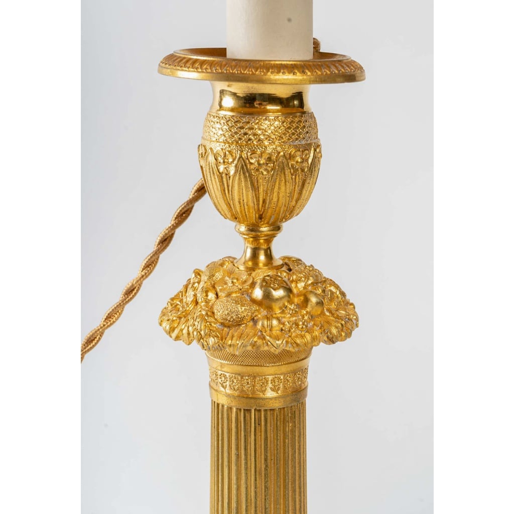Paire de Flambeaux d’Époque Restauration en Bronze Finement Ciselé et Doré Montés en Lampes vers 1820 5