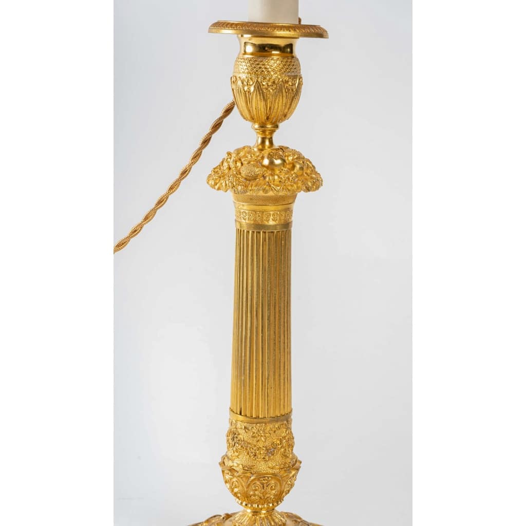 Paire de Flambeaux d’Époque Restauration en Bronze Finement Ciselé et Doré Montés en Lampes vers 1820 6