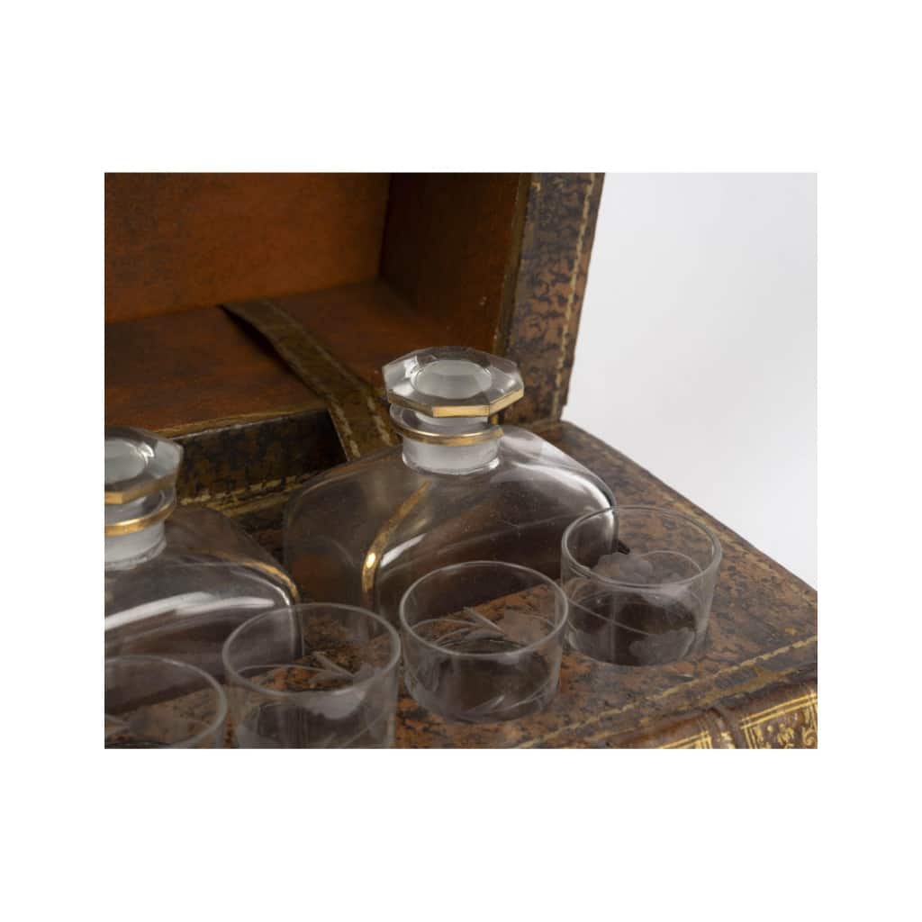 Faux livre cachant 2 carafe à liqueur, style Napoléon III, début du XXème siècle. 9