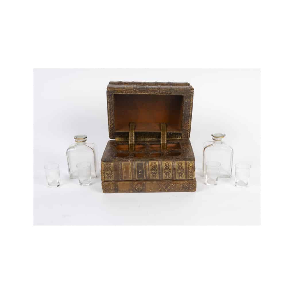 Faux livre cachant 2 carafe à liqueur, style Napoléon III, début du XXème siècle. 10