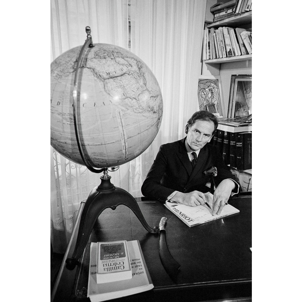 Bureau plat Louis XV de Pierre Cardin, laqué noir et orné de bronzes doré 6 Bureau plat Louis XV de Pierre Cardin, laqué noir et orné de bronzes doré 6