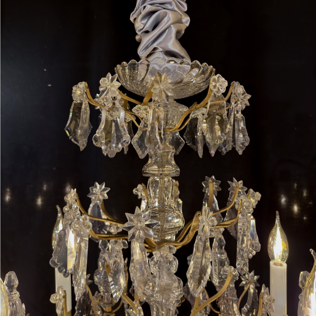 Lustre signé Baccarat de style Louis XVI en bronze doré et décor de cristal taillé vers 1880 3 Lustre signé Baccarat de style Louis XVI en bronze doré et décor de cristal taillé vers 1880 3