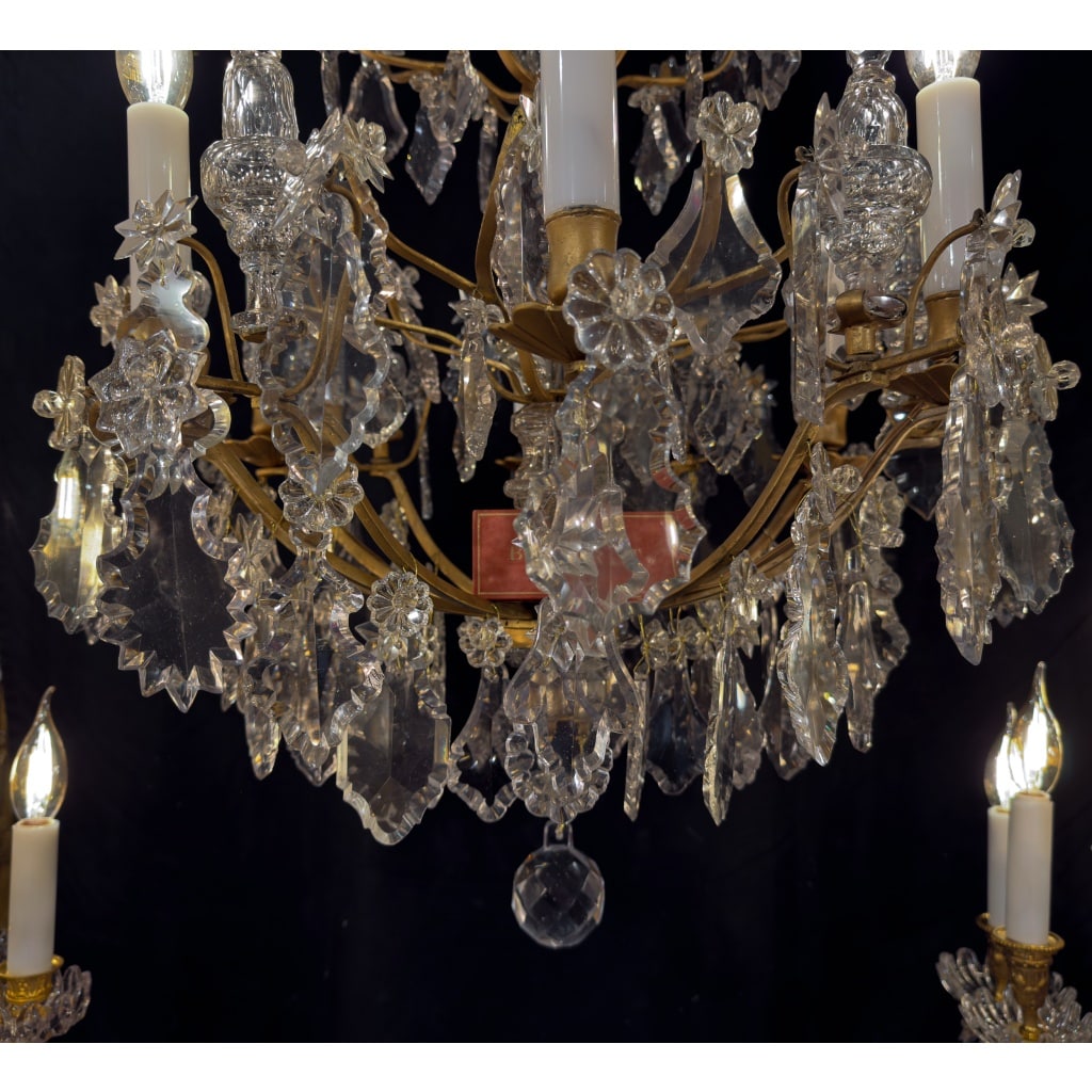 Lustre signé Baccarat de style Louis XVI en bronze doré et décor de cristal taillé vers 1880 11 Lustre signé Baccarat de style Louis XVI en bronze doré et décor de cristal taillé vers 1880 11