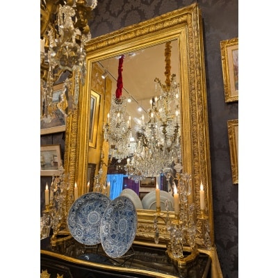Grand miroir Louis XVI en bois sculpté et doré de la fin du XVIIIème siècle Grand miroir Louis XVI en bois sculpté et doré de la fin du XVIIIème siècle