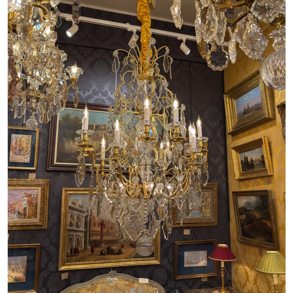 Important lustre signé Baccarat de style Louis XV en bronze doré et décor de cristal taillé vers 1880-1890 2 Important lustre signé Baccarat de style Louis XV en bronze doré et décor de cristal taillé vers 1880-1890 2