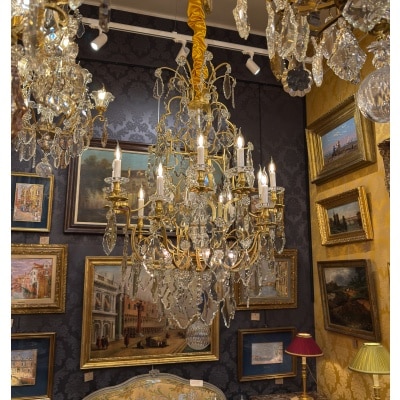 Important lustre signé Baccarat de style Louis XV en bronze doré et décor de cristal taillé vers 1880-1890 Important lustre signé Baccarat de style Louis XV en bronze doré et décor de cristal taillé vers 1880-1890