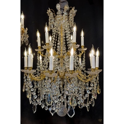 Lustre signé Baccarat de style Louis XVI en bronze doré et décor de cristal taillé vers 1870-1880