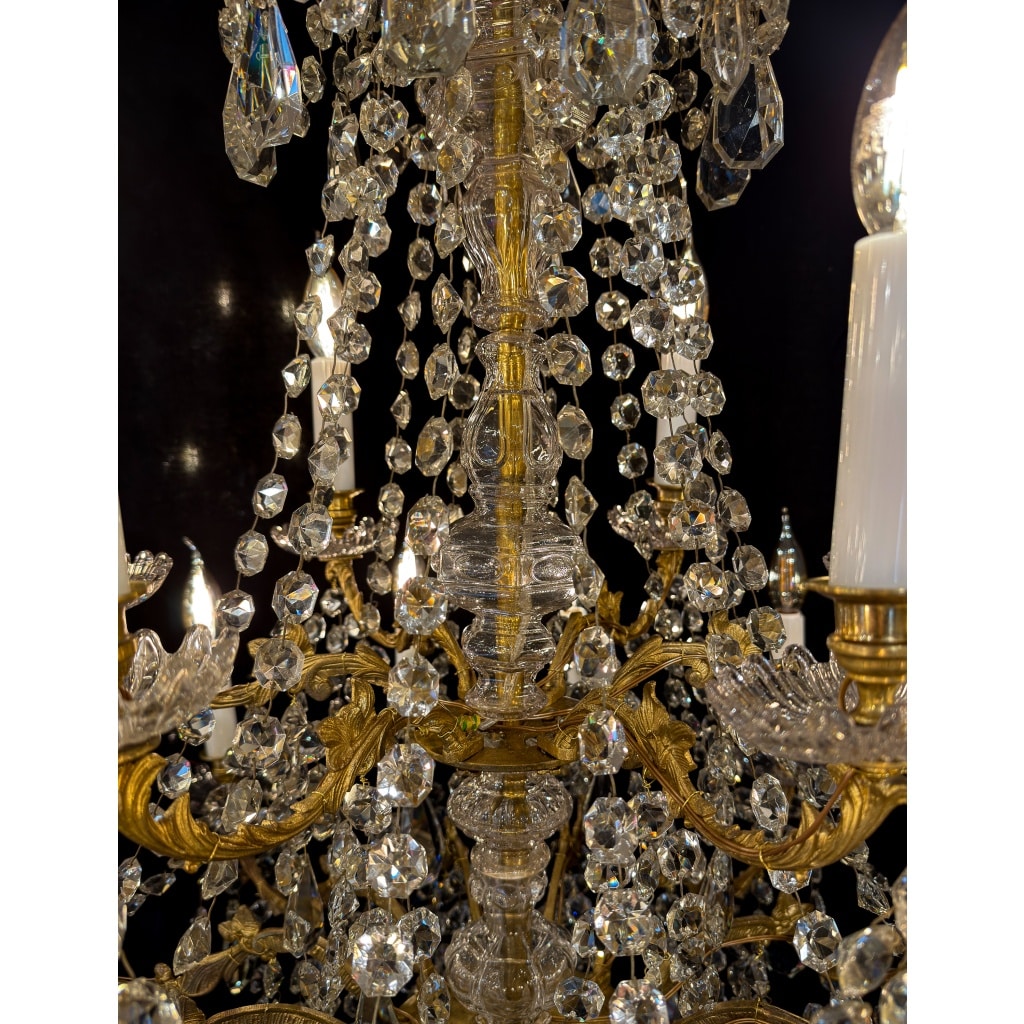 Lustre signé Baccarat de style Louis XVI en bronze doré et décor de cristal taillé vers 1870-1880 4