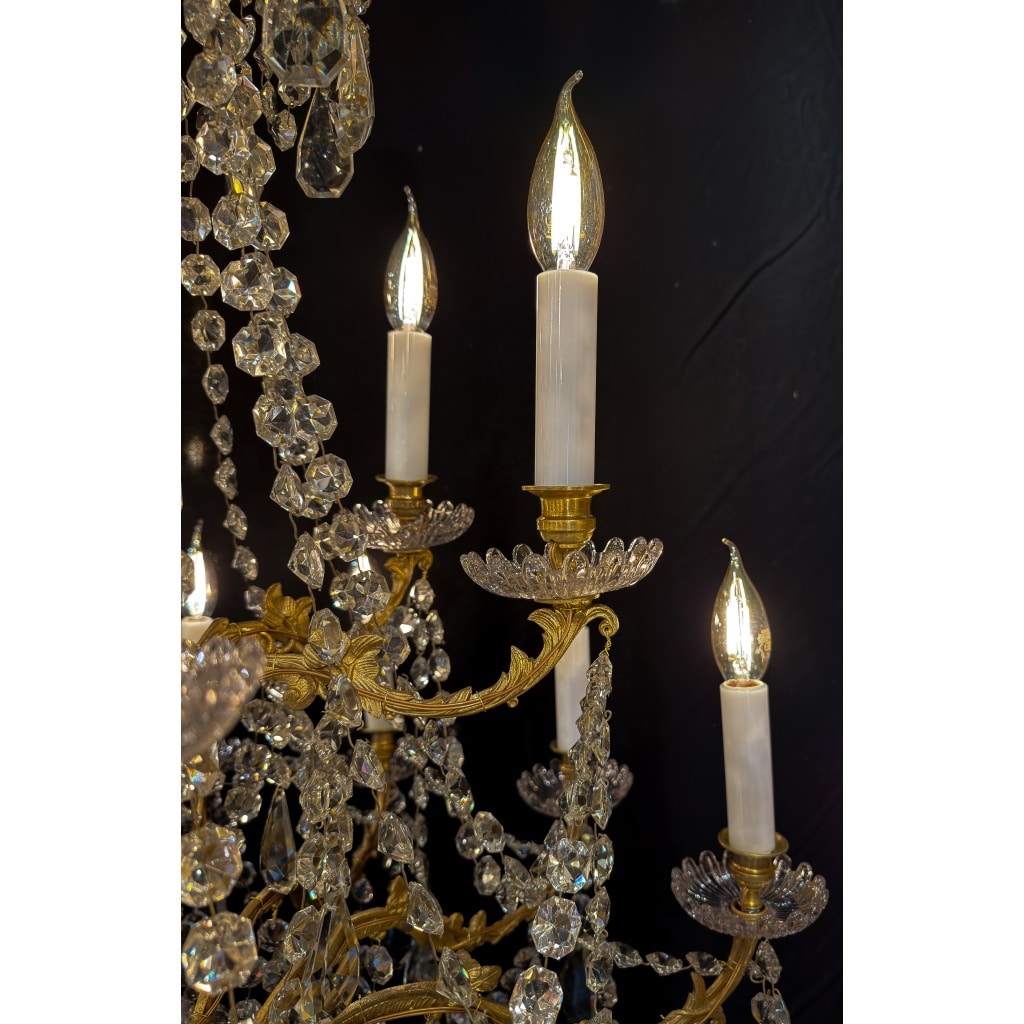 Lustre signé Baccarat de style Louis XVI en bronze doré et décor de cristal taillé vers 1870-1880 5