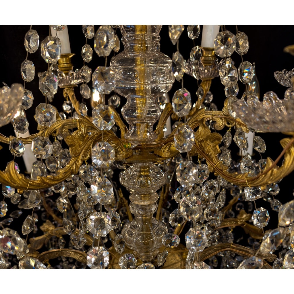 Lustre signé Baccarat de style Louis XVI en bronze doré et décor de cristal taillé vers 1870-1880 6