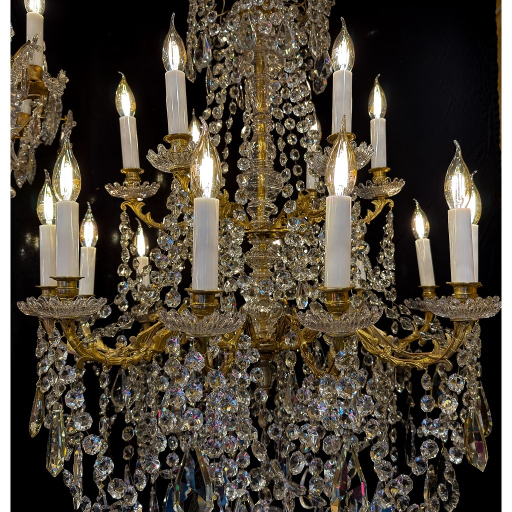 Lustre signé Baccarat de style Louis XVI en bronze doré et décor de cristal taillé vers 1870-1880 9