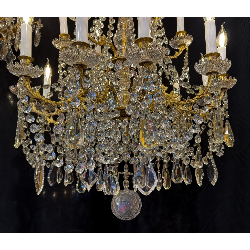 Lustre signé Baccarat de style Louis XVI en bronze doré et décor de cristal taillé vers 1870-1880 11