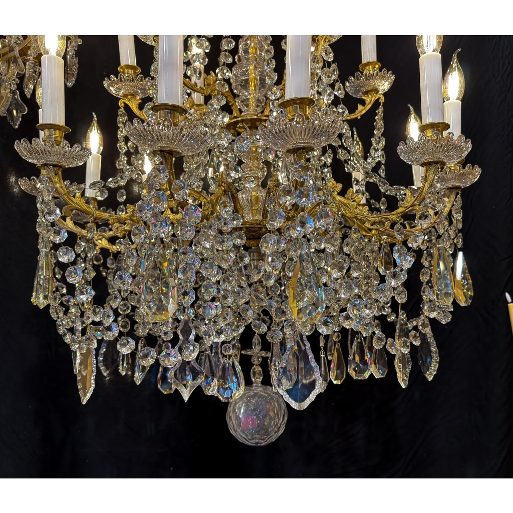 Lustre signé Baccarat de style Louis XVI en bronze doré et décor de cristal taillé vers 1870-1880 12