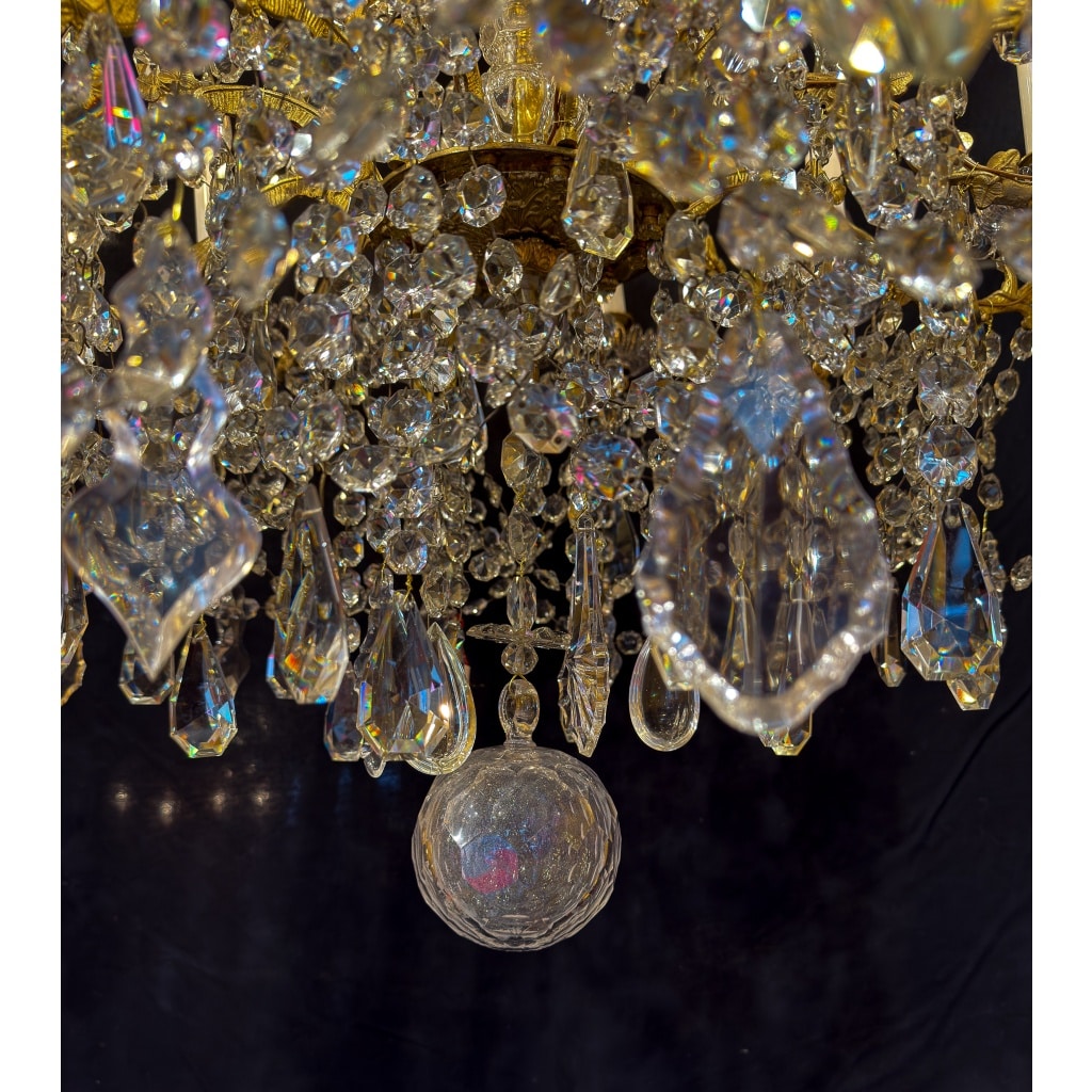 Lustre signé Baccarat de style Louis XVI en bronze doré et décor de cristal taillé vers 1870-1880 13