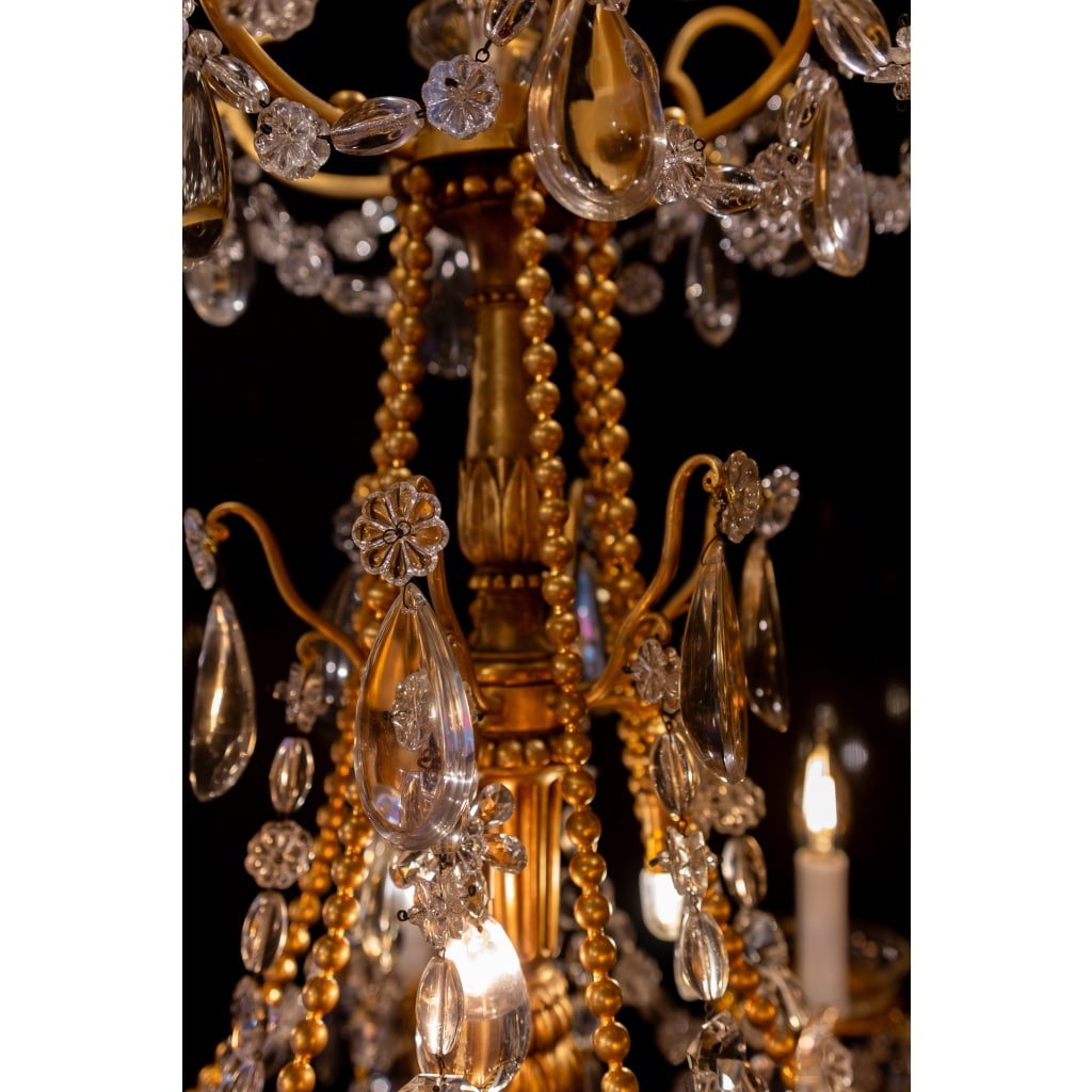 Lustre en bois et bronze doré de style Louis XVI à décor de cristal taillé vers 1880 4 Lustre en bois et bronze doré de style Louis XVI à décor de cristal taillé vers 1880 4